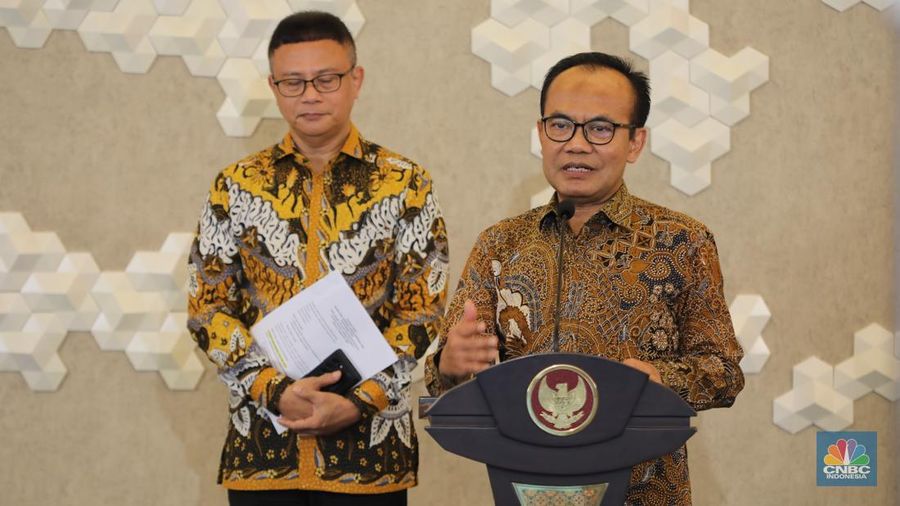 Sekretaris Kementerian Koordinator Bidang Perekonomian, Susiwijono Moegiarso (kanan) saat Konferensi Pers Kinerja Kawasan Ekonomi Khusus (KEK) TW II 2025 di Sekretaris Jenderal Dewan Nasional KEK, Jakarta, Selasa (9/9/2025). (CNBC Indonesia/Tri Susilo)
