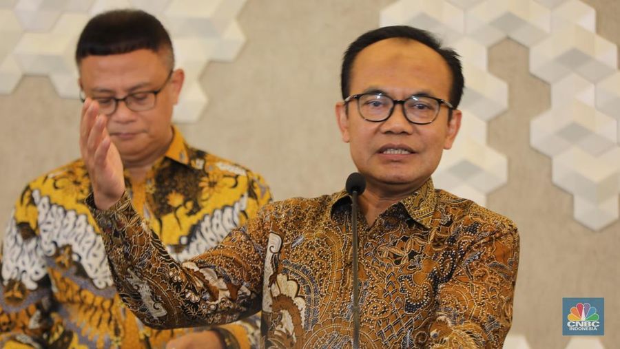 Sekretaris Kementerian Koordinator Bidang Perekonomian, Susiwijono Moegiarso (kanan) saat Konferensi Pers Kinerja Kawasan Ekonomi Khusus (KEK) TW II 2025 di Sekretaris Jenderal Dewan Nasional KEK, Jakarta, Selasa (9/9/2025). (CNBC Indonesia/Tri Susilo)