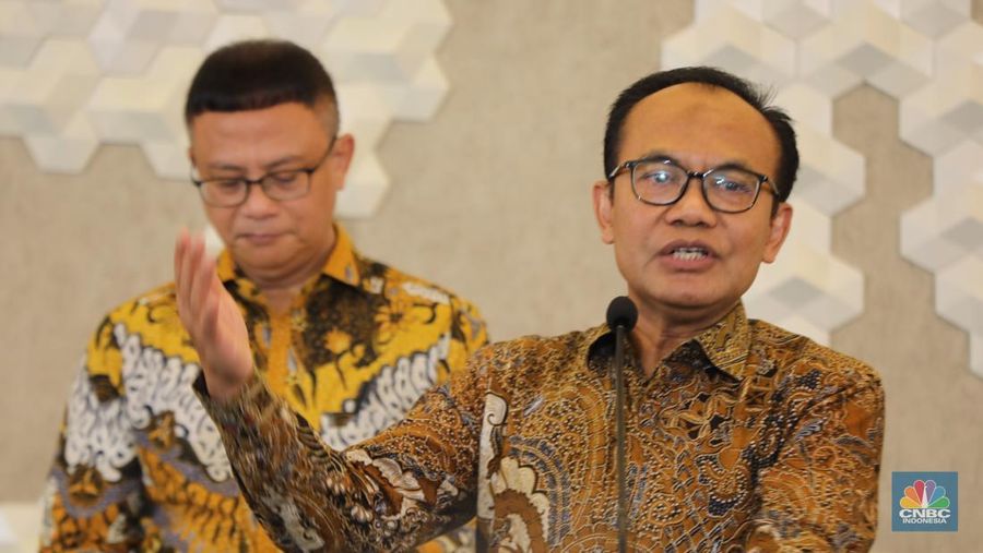 Sekretaris Kementerian Koordinator Bidang Perekonomian, Susiwijono Moegiarso (kanan) saat Konferensi Pers Kinerja Kawasan Ekonomi Khusus (KEK) TW II 2025 di Sekretaris Jenderal Dewan Nasional KEK, Jakarta, Selasa (9/9/2025). (CNBC Indonesia/Tri Susilo)