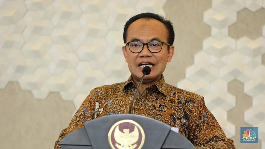 Sekretaris Kementerian Koordinator Bidang Perekonomian, Susiwijono Moegiarso saat Konferensi Pers Kinerja Kawasan Ekonomi Khusus (KEK) TW II 2025 di Sekretaris Jenderal Dewan Nasional KEK, Jakarta, Selasa (9/9/2025). (CNBC Indonesia/Tri Susilo)