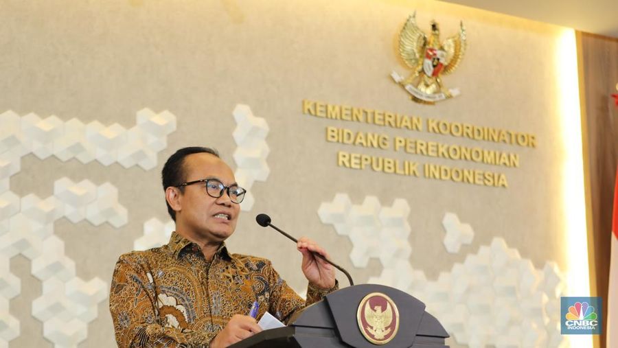 Sekretaris Kementerian Koordinator Bidang Perekonomian, Susiwijono Moegiarso saat Konferensi Pers Kinerja Kawasan Ekonomi Khusus (KEK) TW II 2025 di Sekretaris Jenderal Dewan Nasional KEK, Jakarta, Selasa (9/9/2025). (CNBC Indonesia/Tri Susilo)