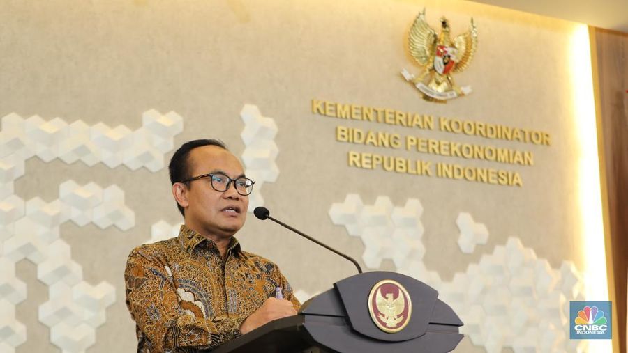 Sekretaris Kementerian Koordinator Bidang Perekonomian, Susiwijono Moegiarso saat Konferensi Pers Kinerja Kawasan Ekonomi Khusus (KEK) TW II 2025 di Sekretaris Jenderal Dewan Nasional KEK, Jakarta, Selasa (9/9/2025). (CNBC Indonesia/Tri Susilo)
