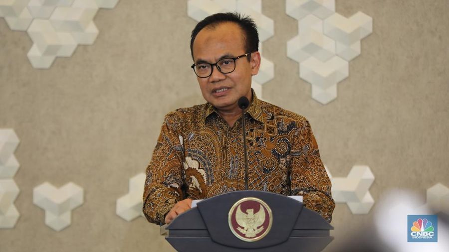 Sekretaris Kementerian Koordinator Bidang Perekonomian, Susiwijono Moegiarso saat Konferensi Pers Kinerja Kawasan Ekonomi Khusus (KEK) TW II 2025 di Sekretaris Jenderal Dewan Nasional KEK, Jakarta, Selasa (9/9/2025). (CNBC Indonesia/Tri Susilo)