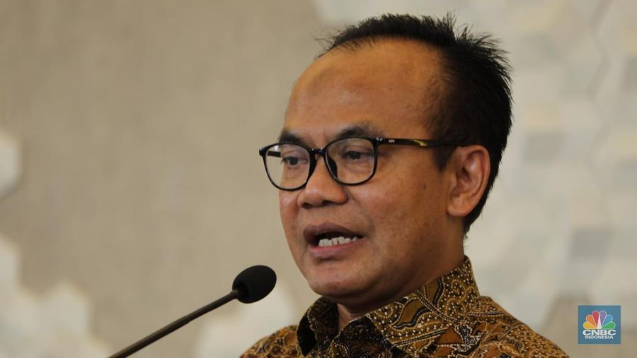 Sekretaris Kementerian Koordinator Bidang Perekonomian, Susiwijono Moegiarso saat Konferensi Pers Kinerja Kawasan Ekonomi Khusus (KEK) TW II 2025 di Sekretaris Jenderal Dewan Nasional KEK, Jakarta, Selasa (9/9/2025). (CNBC Indonesia/Tri Susilo)