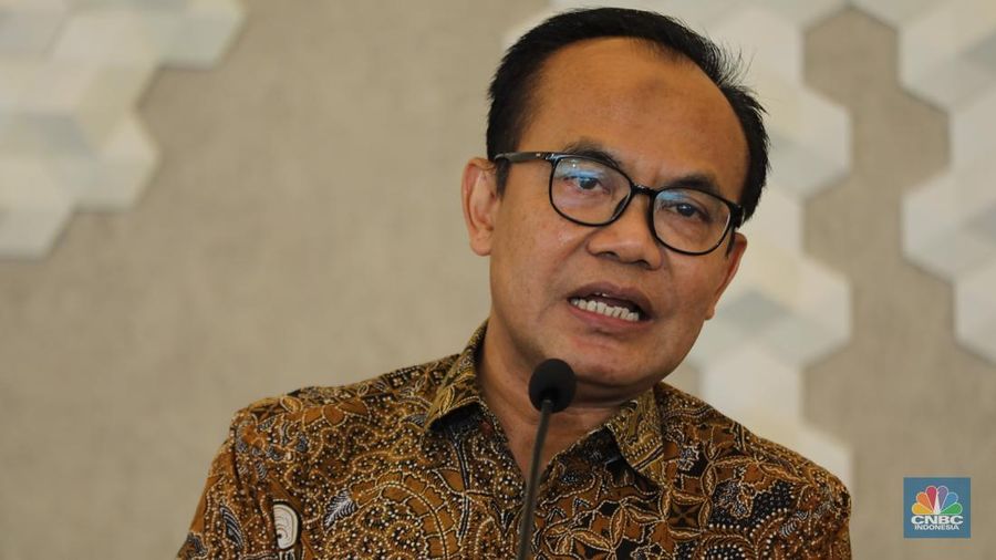 Sekretaris Kementerian Koordinator Bidang Perekonomian, Susiwijono Moegiarso saat Konferensi Pers Kinerja Kawasan Ekonomi Khusus (KEK) TW II 2025 di Sekretaris Jenderal Dewan Nasional KEK, Jakarta, Selasa (9/9/2025). (CNBC Indonesia/Tri Susilo)