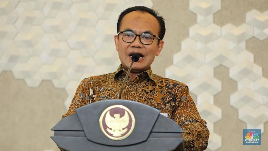 Sekretaris Kementerian Koordinator Bidang Perekonomian, Susiwijono Moegiarso saat Konferensi Pers Kinerja Kawasan Ekonomi Khusus (KEK) TW II 2025 di Sekretaris Jenderal Dewan Nasional KEK, Jakarta, Selasa (9/9/2025). (CNBC Indonesia/Tri Susilo)