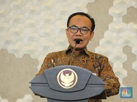 Sekretaris Kementerian Koordinator Bidang Perekonomian, Susiwijono Moegiarso saat Konferensi Pers Kinerja Kawasan Ekonomi Khusus (KEK) TW II 2025 di Sekretaris Jenderal Dewan Nasional KEK, Jakarta, Selasa (9/9/2025). (CNBC Indonesia/Tri Susilo)
