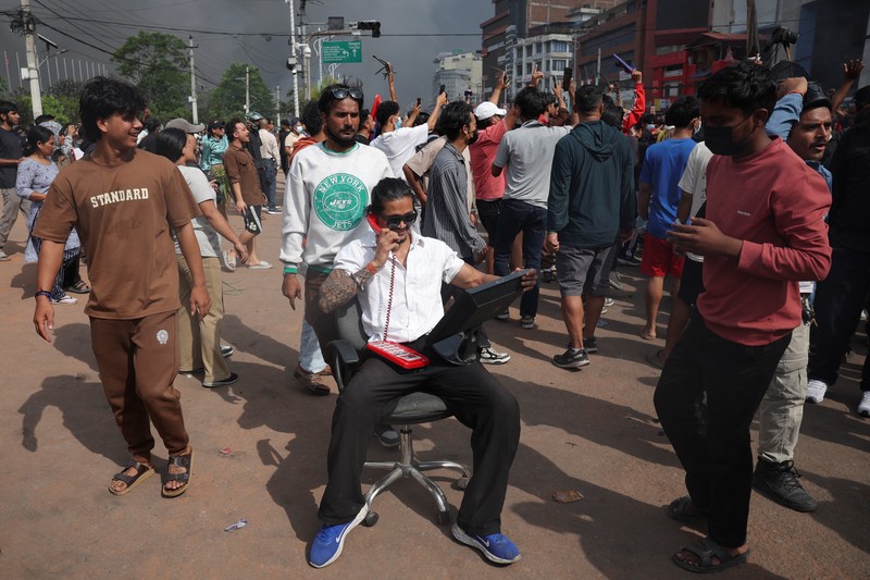 Para demonstran merayakan setelah memasuki kompleks Parlemen selama protes terhadap pembunuhan 19 orang pada hari Senin setelah protes antikorupsi yang dipicu oleh larangan media sosial, yang kemudian dicabut, selama jam malam di Kathmandu, Nepal, 9 September 2025. (REUTERS/Adnan Abidi)