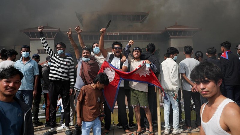 Para demonstran merayakan setelah memasuki kompleks Parlemen selama protes terhadap pembunuhan 19 orang pada hari Senin setelah protes antikorupsi yang dipicu oleh larangan media sosial, yang kemudian dicabut, selama jam malam di Kathmandu, Nepal, 9 September 2025. (REUTERS/Adnan Abidi)