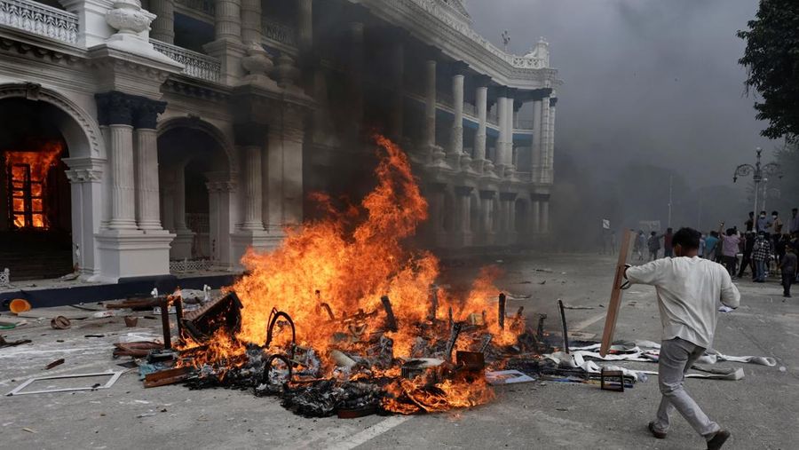 Para demonstran bereaksi di dekat asap yang mengepul dari kompleks Parlemen menyusul kebakaran yang terjadi selama protes terhadap tewasnya 19 orang p...                    </div>

                    <div class=