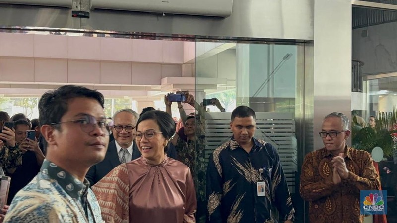Sri Mulyani tiba di Kementerian Kuangan, Jakarta, Selasa (9/9/2025). (CNBC Indonesia/Zahwa Madjid)