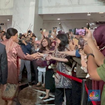 Momen Haru Sri Mulyani Disambut Ratusan PNS Kemenkeu