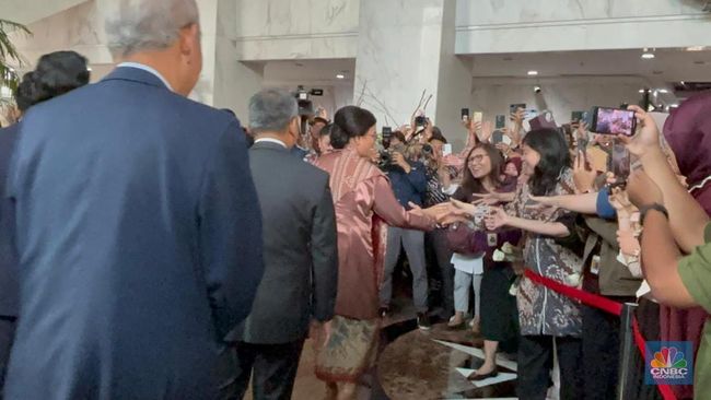 Momen Haru Sri Mulyani Disambut Ratusan PNS Kemenkeu