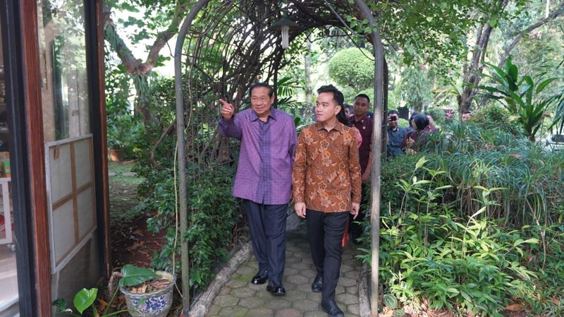 Wakil Presiden Republik Indonesia Gibran Rakabuming Raka bersilaturahmi ke kediaman Presiden ke-6 RI Susilo Bambang Yudhoyono (SBY) di Cikeas, Kabupaten Bogor, Provinsi Jawa Barat, Selasa (9/9/2025). (Dok. Tim Wakil Presiden Gibran Rakabuming Raka)