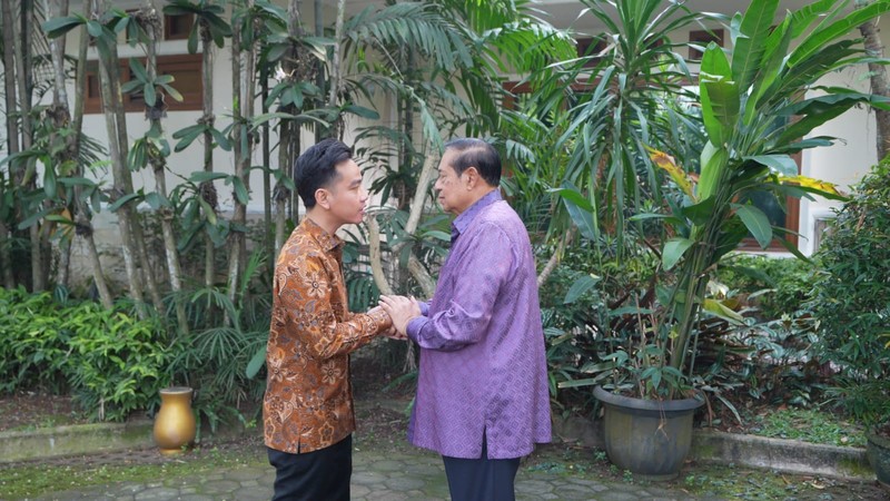 Wakil Presiden Republik Indonesia Gibran Rakabuming Raka bersilaturahmi ke kediaman Presiden ke-6 RI Susilo Bambang Yudhoyono (SBY) di Cikeas, Kabupaten Bogor, Provinsi Jawa Barat, Selasa (9/9/2025). (Dok. Tim Wakil Presiden Gibran Rakabuming Raka) Wakil Presiden Republik Indonesia Gibran Rakabuming Raka bersilaturahmi ke kediaman Presiden ke-6 RI Susilo Bambang Yudhoyono (SBY) di Cikeas, Kabupaten Bogor, Provinsi Jawa Barat, Selasa (9/9/2025). (Dok. Tim Wakil Presiden Gibran Rakabuming Raka)
