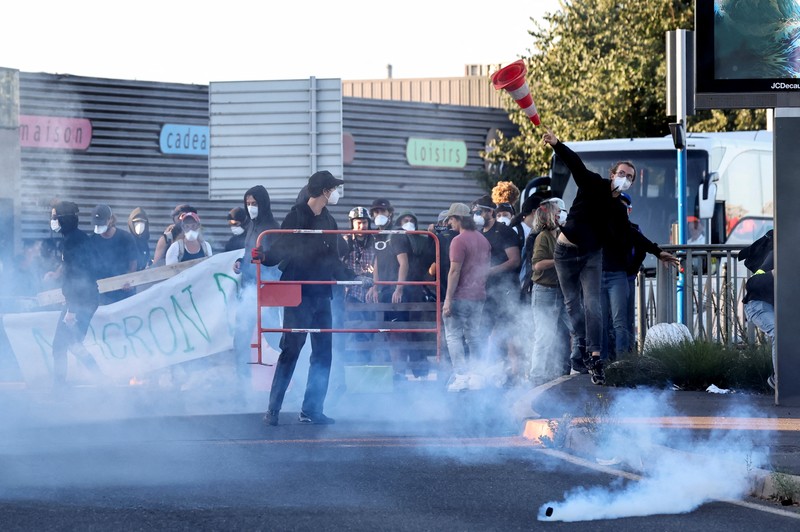 Aksi unjuk rasa gerakan protes akar rumput di bundaran Pres d'Arenes, Montpellier, Prancis, Rabu (10/9/2025).   (REUTERS/Manon Cruz)