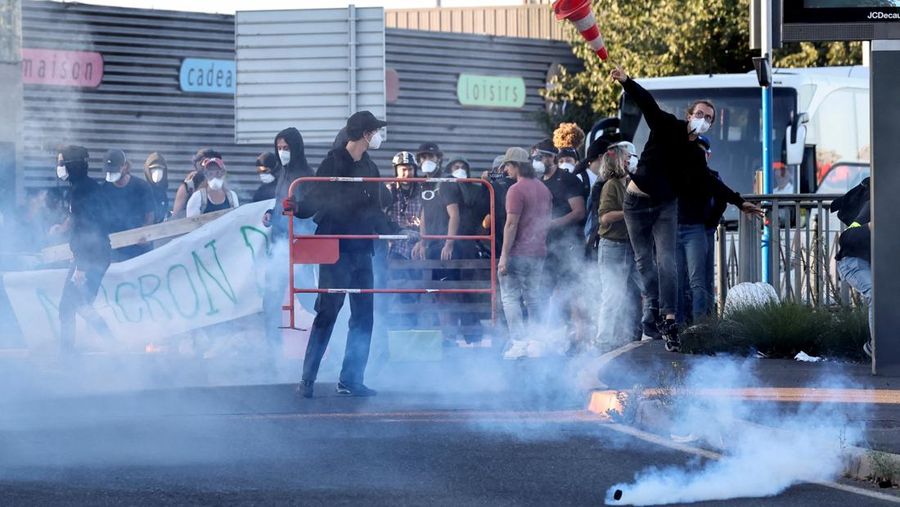 Aksi unjuk rasa gerakan protes akar rumput di bundaran Pres d'Arenes, Montpellier, Prancis, Rabu (10/9/2025).   (REUTERS/Manon Cruz)