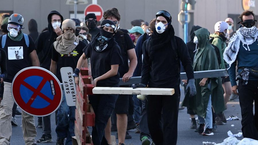 Aksi unjuk rasa gerakan protes akar rumput di bundaran Pres d'Arenes, Montpellier, Prancis, Rabu (10/9/2025).   (REUTERS/Manon Cruz)