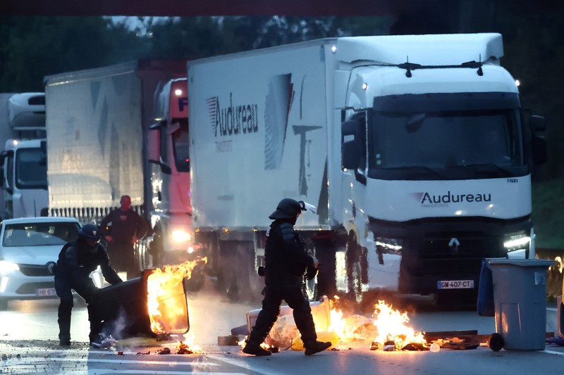 Aksi unjuk rasa gerakan protes akar rumput di bundaran Pres d'Arenes, Montpellier, Prancis, Rabu (10/9/2025). (REUTERS/Manon Cruz) Aksi unjuk rasa gerakan protes akar rumput di bundaran Pres d'Arenes, Montpellier, Prancis, Rabu (10/9/2025). (REUTERS/Manon Cruz)