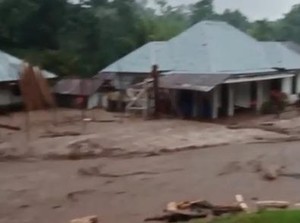 Listrik-Internet di Nagekeo Mati Akibat Banjir Bandang