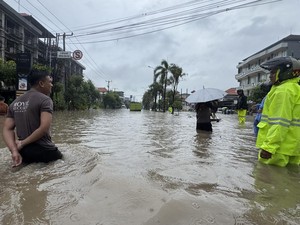 Simpang Dewa Ruci Kuta Banjir, Wisatawan Dievakuasi Naik Perahu Karet