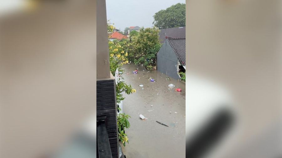 Dampak banjir di Denpasar, Bali, Indonesia, Rabu (10/9/2025). (SONNY TUMBELAKA / AFP)