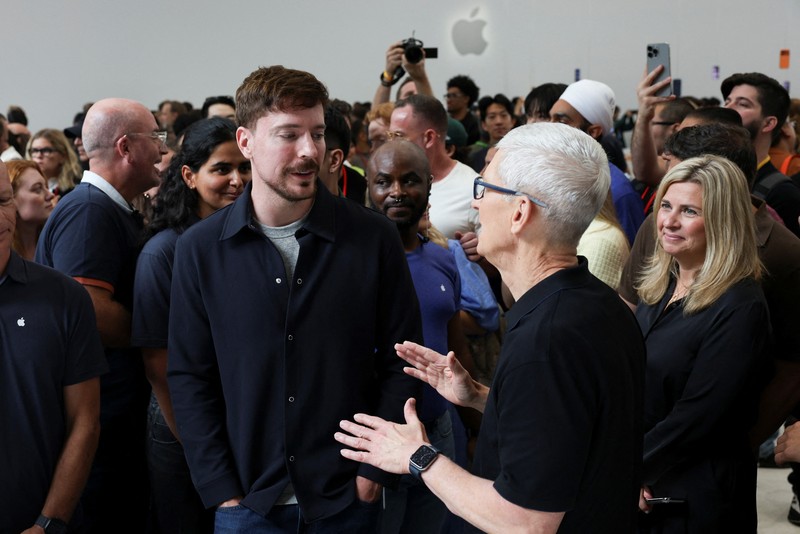 iPhone menggantung di udara selama acara Apple di Steve Jobs Theater di kampusnya di Cupertino, California, AS, 9 September 2025. iPhone menggantung di udara selama acara Apple di Steve Jobs Theater di kampusnya di Cupertino, California, AS, 9 September 2025. (REUTERS/Manuel Orbegozo)