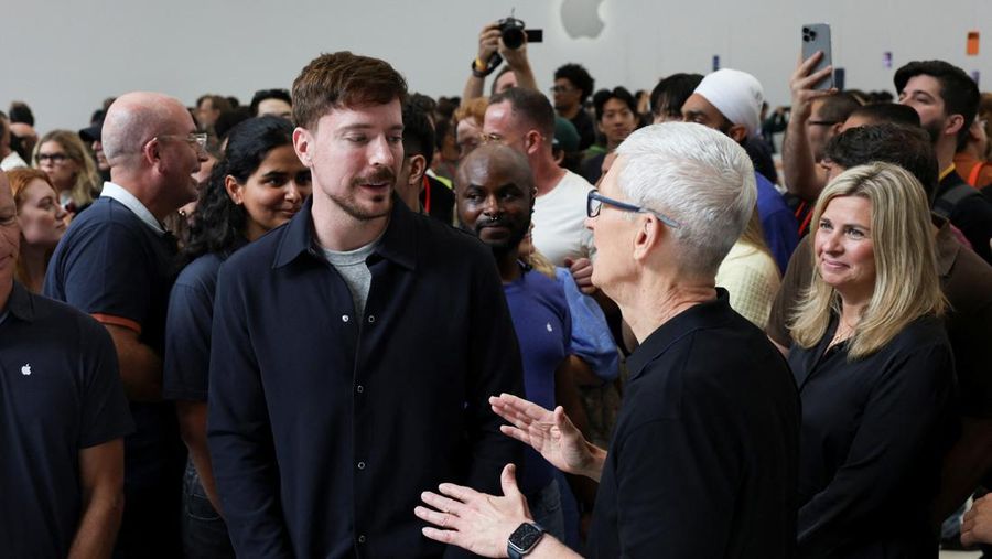 iPhone menggantung di udara selama acara Apple di Steve Jobs Theater di kampusnya di Cupertino, California, AS, 9 September 2025. (REUTERS/Manuel Orbegozo)