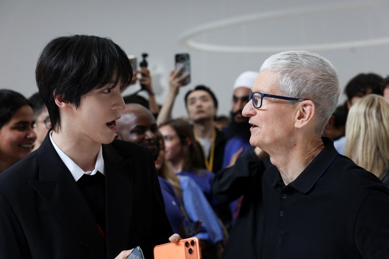 iPhone menggantung di udara selama acara Apple di Steve Jobs Theater di kampusnya di Cupertino, California, AS, 9 September 2025. iPhone menggantung di udara selama acara Apple di Steve Jobs Theater di kampusnya di Cupertino, California, AS, 9 September 2025. (REUTERS/Manuel Orbegozo)