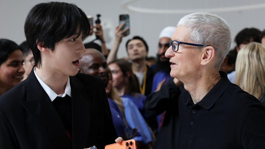 iPhone menggantung di udara selama acara Apple di Steve Jobs Theater di kampusnya di Cupertino, California, AS, 9 September 2025. (REUTERS/Manuel Orbegozo)