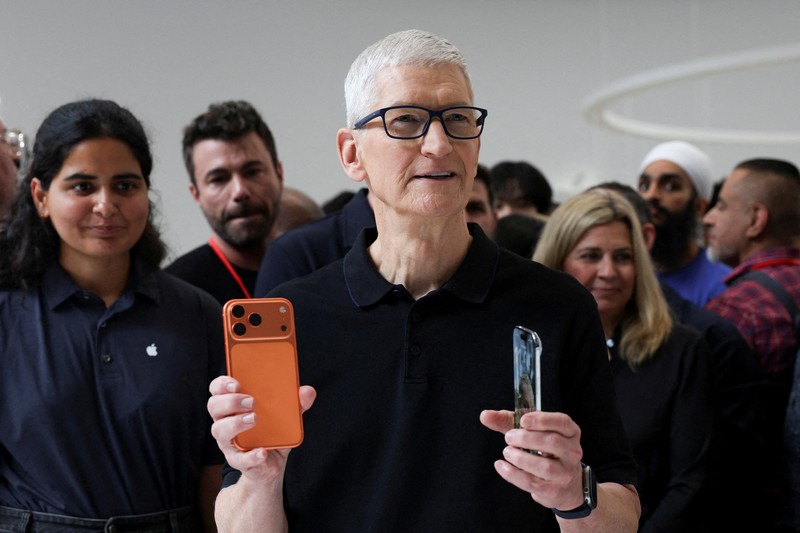 iPhone menggantung di udara selama acara Apple di Steve Jobs Theater di kampusnya di Cupertino, California, AS, 9 September 2025. (REUTERS/Manuel Orbegozo)