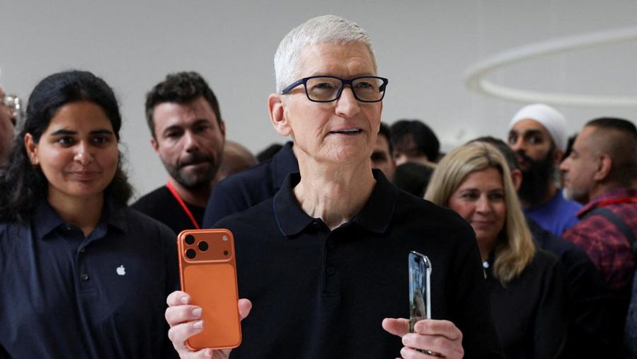 iPhone menggantung di udara selama acara Apple di Steve Jobs Theater di kampusnya di Cupertino, California, AS, 9 September 2025. (REUTERS/Manuel Orbegozo)