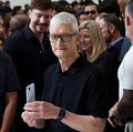 CEO Apple Tim Cook memegang iPhone Air, saat Apple mengadakan acara di Steve Jobs Theater di kampusnya di Cupertino, California, AS, 9 September 2025. (REUTERS/Manuel Orbegozo)
