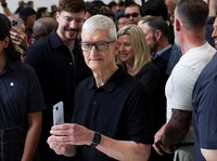 CEO Apple Tim Cook memegang iPhone Air, saat Apple mengadakan acara di Steve Jobs Theater di kampusnya di Cupertino, California, AS, 9 September 2025. (REUTERS/Manuel Orbegozo)