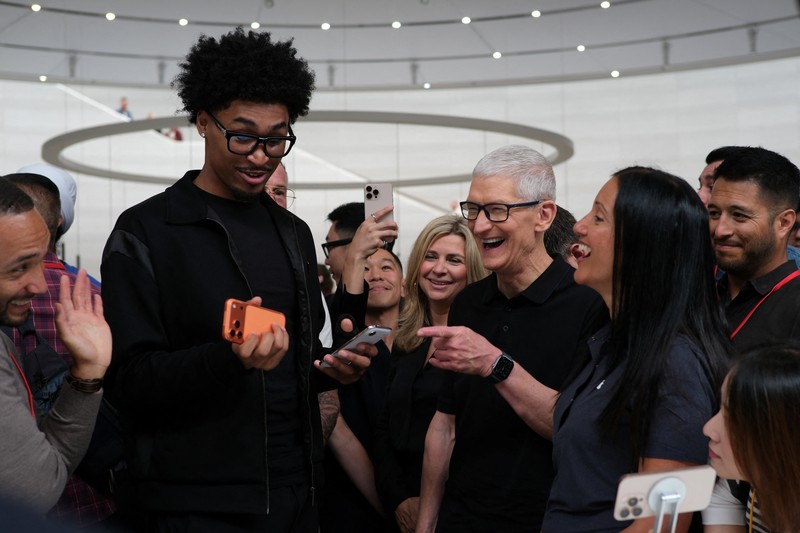 iPhone menggantung di udara selama acara Apple di Steve Jobs Theater di kampusnya di Cupertino, California, AS, 9 September 2025. iPhone menggantung di udara selama acara Apple di Steve Jobs Theater di kampusnya di Cupertino, California, AS, 9 September 2025. (REUTERS/Manuel Orbegozo)