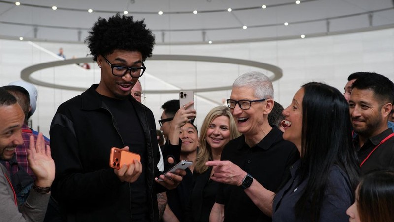 iPhone menggantung di udara selama acara Apple di Steve Jobs Theater di kampusnya di Cupertino, California, AS, 9 September 2025. (REUTERS/Manuel Orbegozo)