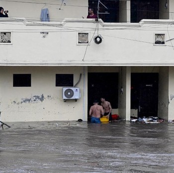 Banjir Dahsyat Gulung Pulau Dewata, Rumah Hancur-Mobil Tenggelam
