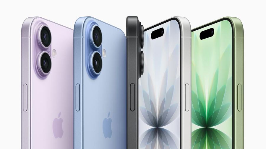 iPhone menggantung di udara selama acara Apple di Steve Jobs Theater di kampusnya di Cupertino, California, AS, 9 September 2025. (REUTERS/Manuel Orbegozo)