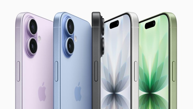 iPhone menggantung di udara selama acara Apple di Steve Jobs Theater di kampusnya di Cupertino, California, AS, 9 September 2025. (REUTERS/Manuel Orbegozo)