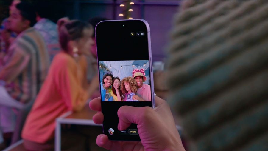 Fitur kamera depan Center Stage di iPhone 17