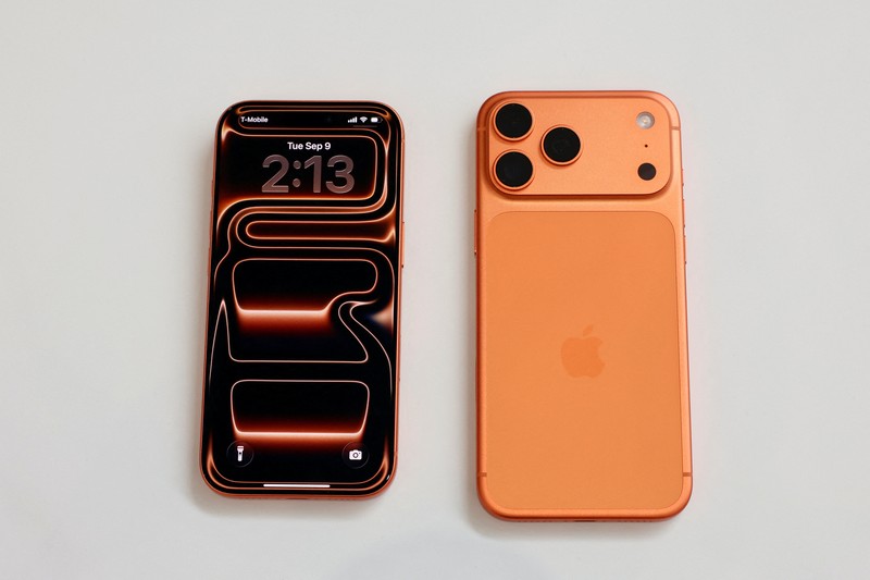 iPhone menggantung di udara selama acara Apple di Steve Jobs Theater di kampusnya di Cupertino, California, AS, 9 September 2025. iPhone menggantung di udara selama acara Apple di Steve Jobs Theater di kampusnya di Cupertino, California, AS, 9 September 2025. (REUTERS/Manuel Orbegozo)