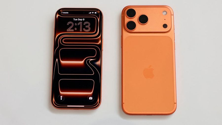 iPhone menggantung di udara selama acara Apple di Steve Jobs Theater di kampusnya di Cupertino, California, AS, 9 September 2025. (REUTERS/Manuel Orbegozo)