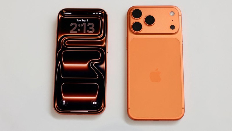 iPhone menggantung di udara selama acara Apple di Steve Jobs Theater di kampusnya di Cupertino, California, AS, 9 September 2025. (REUTERS/Manuel Orbegozo)