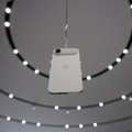 iPhone Air tergantung selama acara Apple di Steve Jobs Theater di kampusnya di Cupertino, California, AS, 9 September 2025. (REUTERS/Manuel Orbegozo)