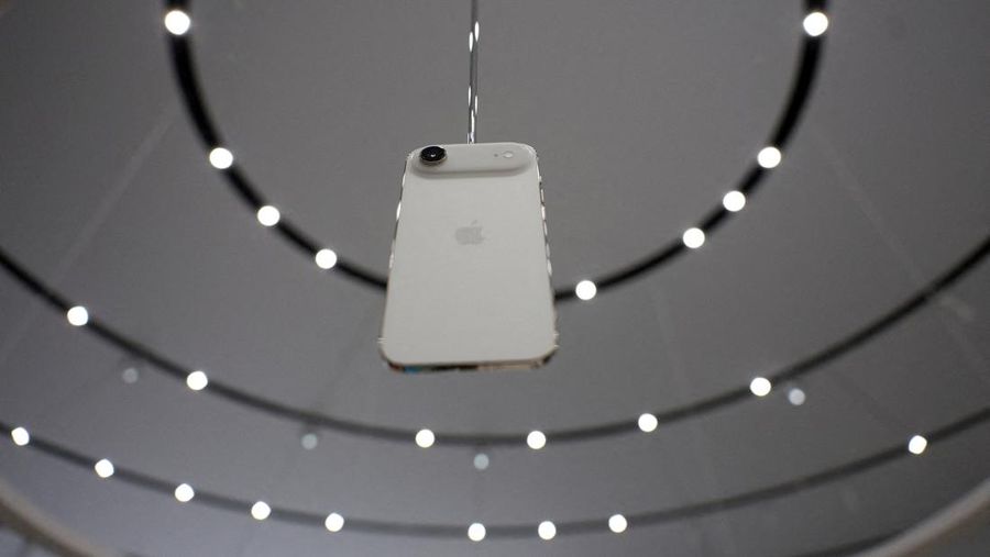 iPhone Air tergantung selama acara Apple di Steve Jobs Theater di kampusnya di Cupertino, California, AS, 9 September 2025. (REUTERS/Manuel Orbegozo)