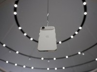 iPhone Air tergantung selama acara Apple di Steve Jobs Theater di kampusnya di Cupertino, California, AS, 9 September 2025. (REUTERS/Manuel Orbegozo)