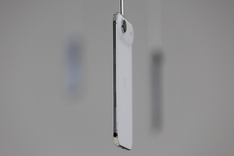 iPhone menggantung di udara selama acara Apple di Steve Jobs Theater di kampusnya di Cupertino, California, AS, 9 September 2025. (REUTERS/Manuel Orbegozo)