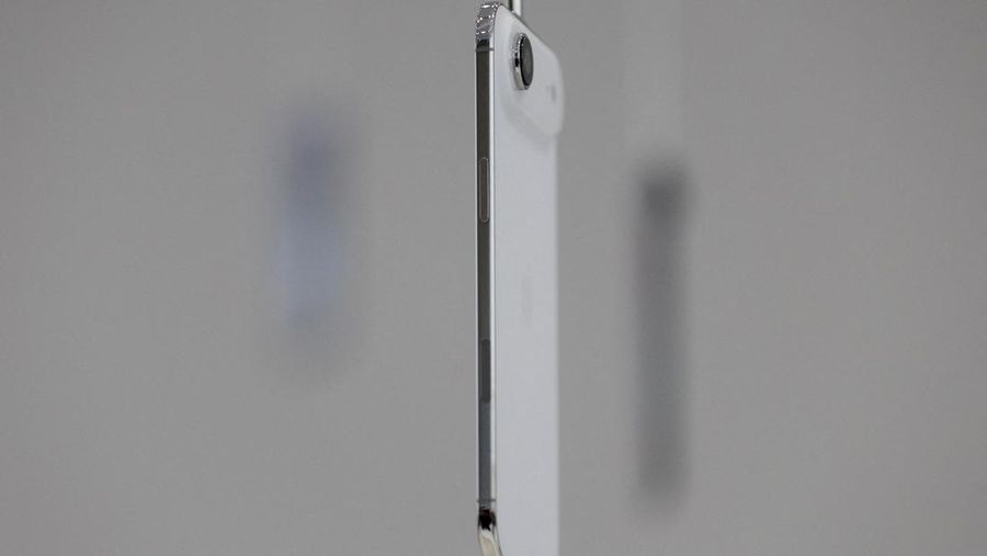 iPhone menggantung di udara selama acara Apple di Steve Jobs Theater di kampusnya di Cupertino, California, AS, 9 September 2025. (REUTERS/Manuel Orbegozo)