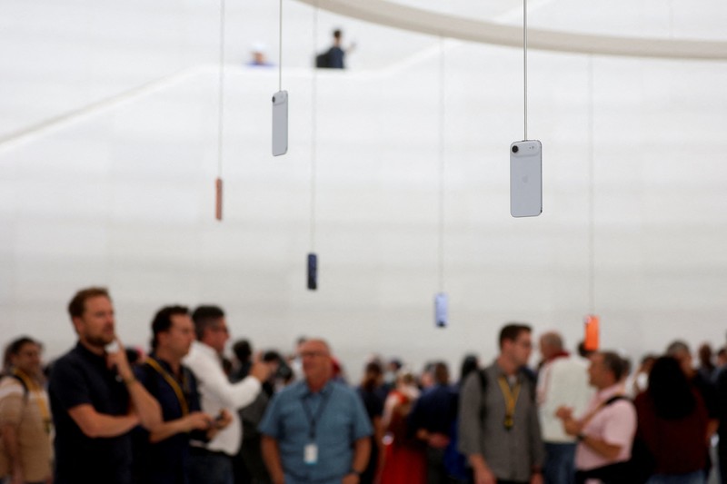 iPhone menggantung di udara selama acara Apple di Steve Jobs Theater di kampusnya di Cupertino, California, AS, 9 September 2025. iPhone menggantung di udara selama acara Apple di Steve Jobs Theater di kampusnya di Cupertino, California, AS, 9 September 2025. (REUTERS/Manuel Orbegozo)