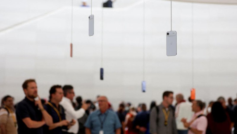 iPhone menggantung di udara selama acara Apple di Steve Jobs Theater di kampusnya di Cupertino, California, AS, 9 September 2025. (REUTERS/Manuel Orbegozo)